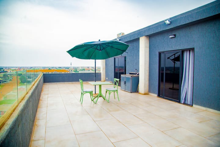 Ultramodern Executive Aprt TEMA