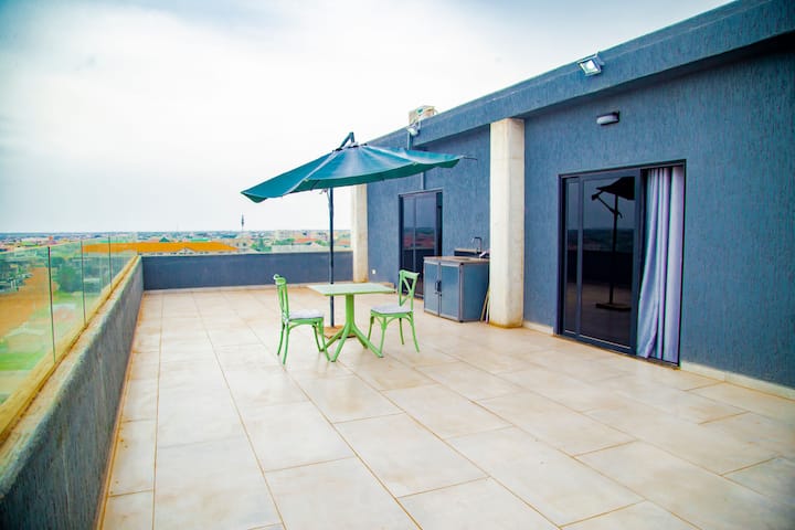 Ultramodern Executive Aprt TEMA